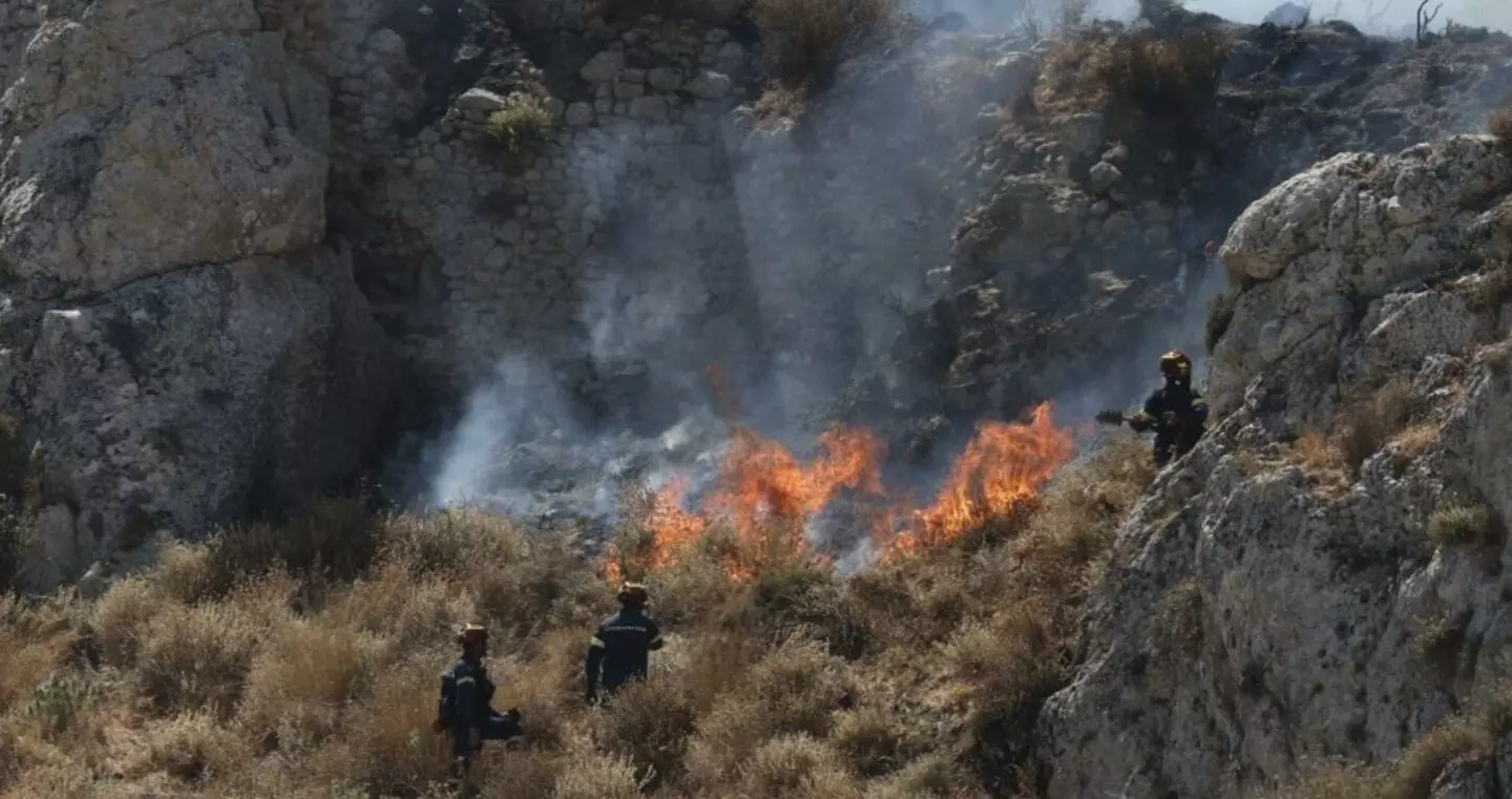 Υπό μερικό έλεγχο οι δύο μεγάλες εστίες φωτιάς