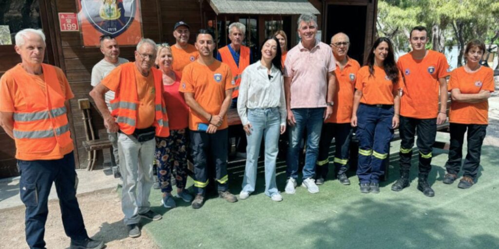Η Γιαννακοπούλου συναντήθηκε με εθελοντές πυροσβέστες