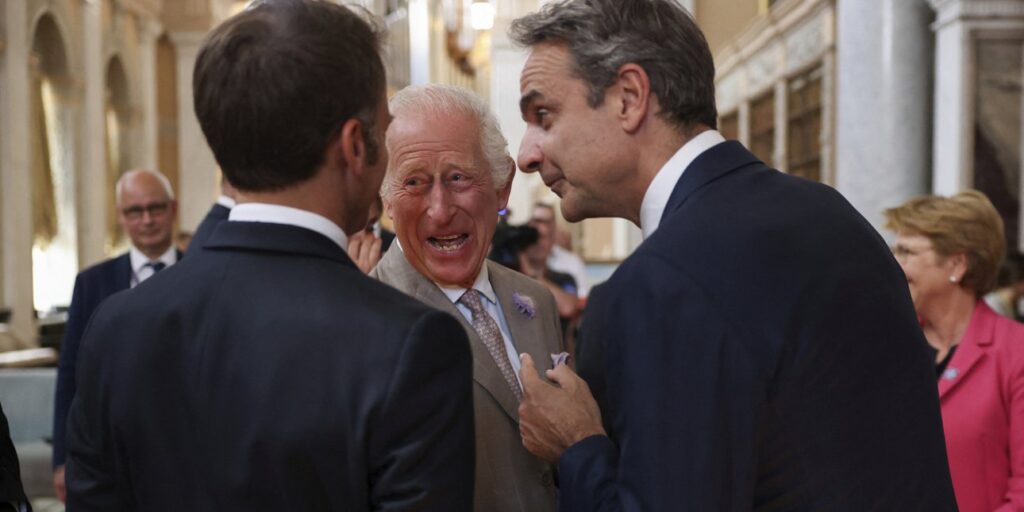 Είχε… κέφια με Μακρόν και Μητσοτάκη ο Κάρολος
