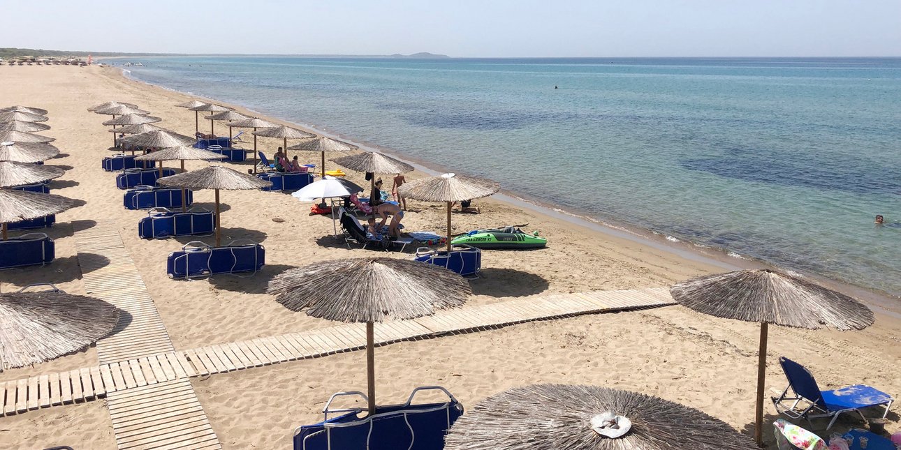 Βροχή παρανομιών στις παραλίες