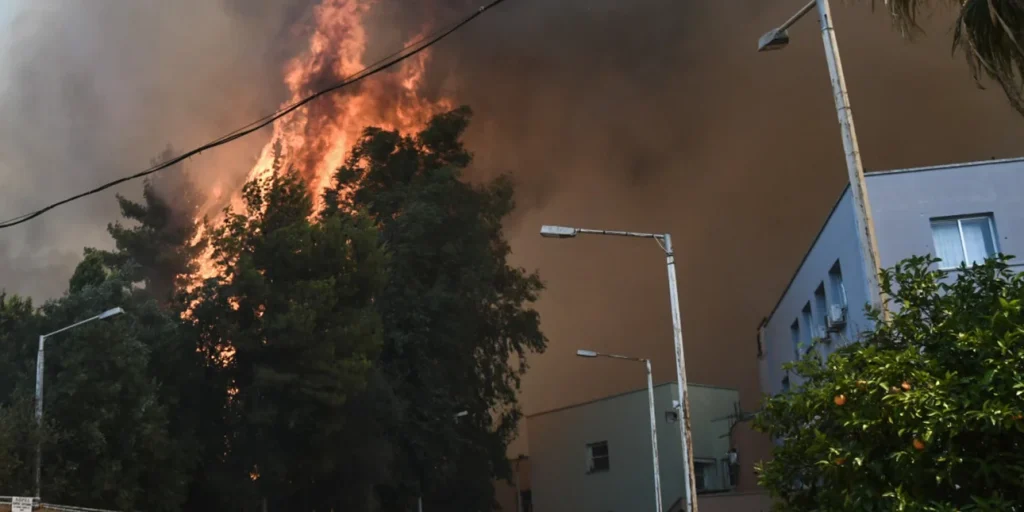 Φωτιά στην Πάτρα: Στο Καραμανδάνειο ο Υπουργός Υγείας