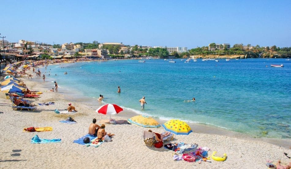 Ξεσηκωμός στην Αγία Πελαγία για ομπρέλες και ξαπλώστρες!