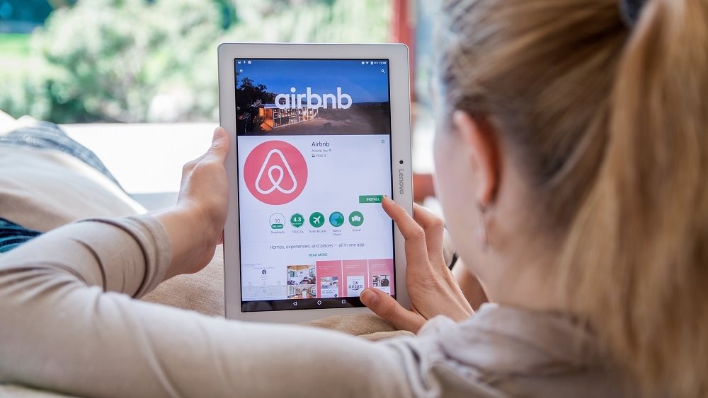 Οι πρώτες αντιδράσεις για το φρένο στο airbnb
