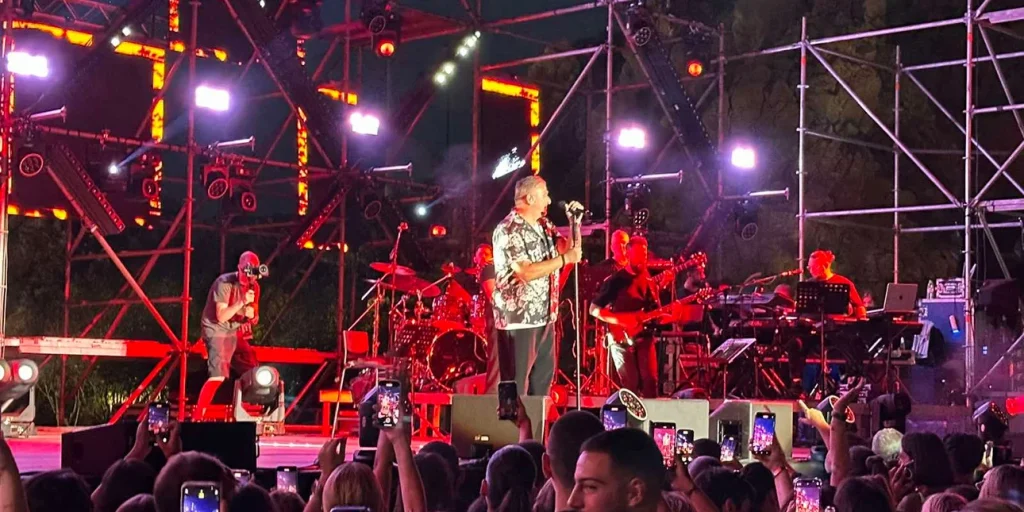 Ρέμος σε συναυλία: Είμαι όρθιος γιατί με αγαπάτε!