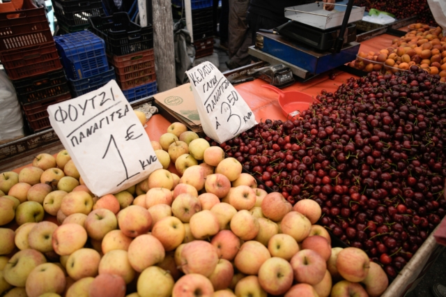Ακρίβεια: Παράταση μέχρι τέλους του έτους των μέτρων ελέγχου των τιμών