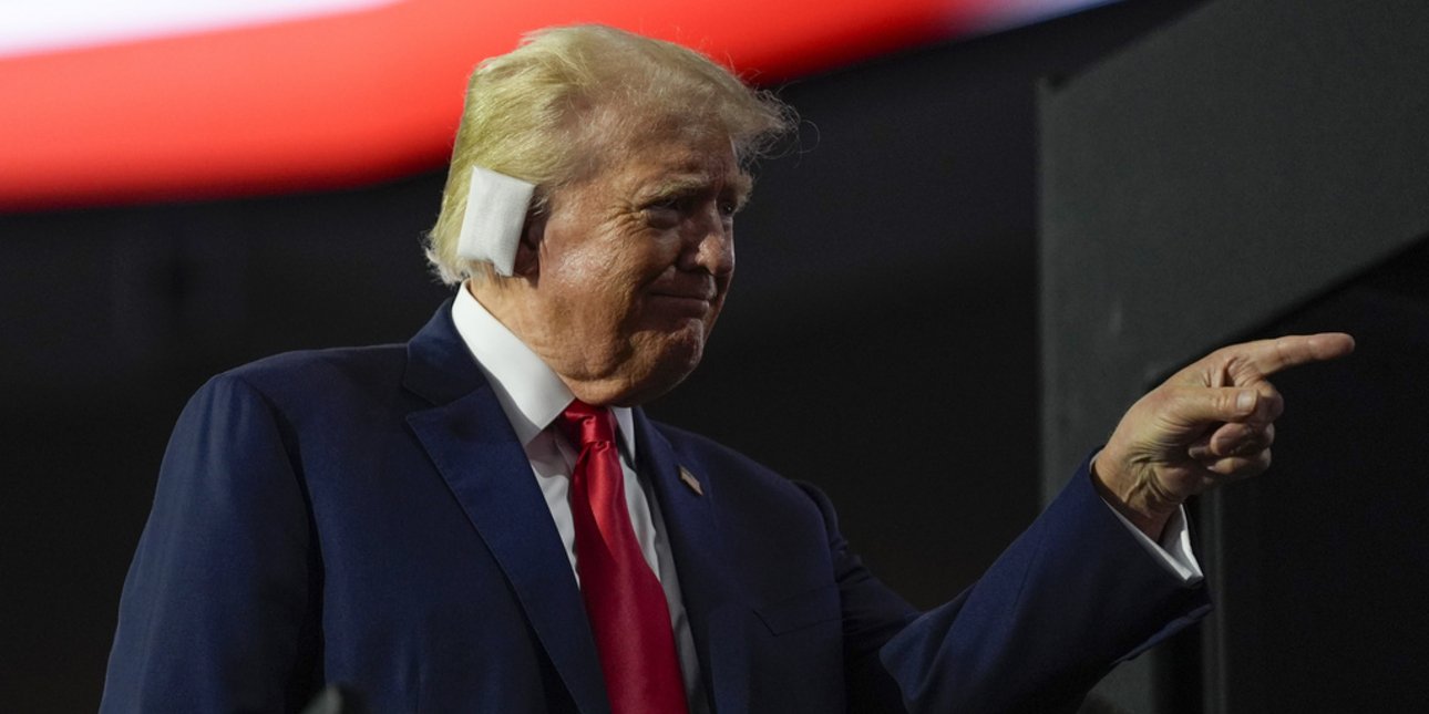 Με επίδεσμο στο αυτί ο Τραμπ