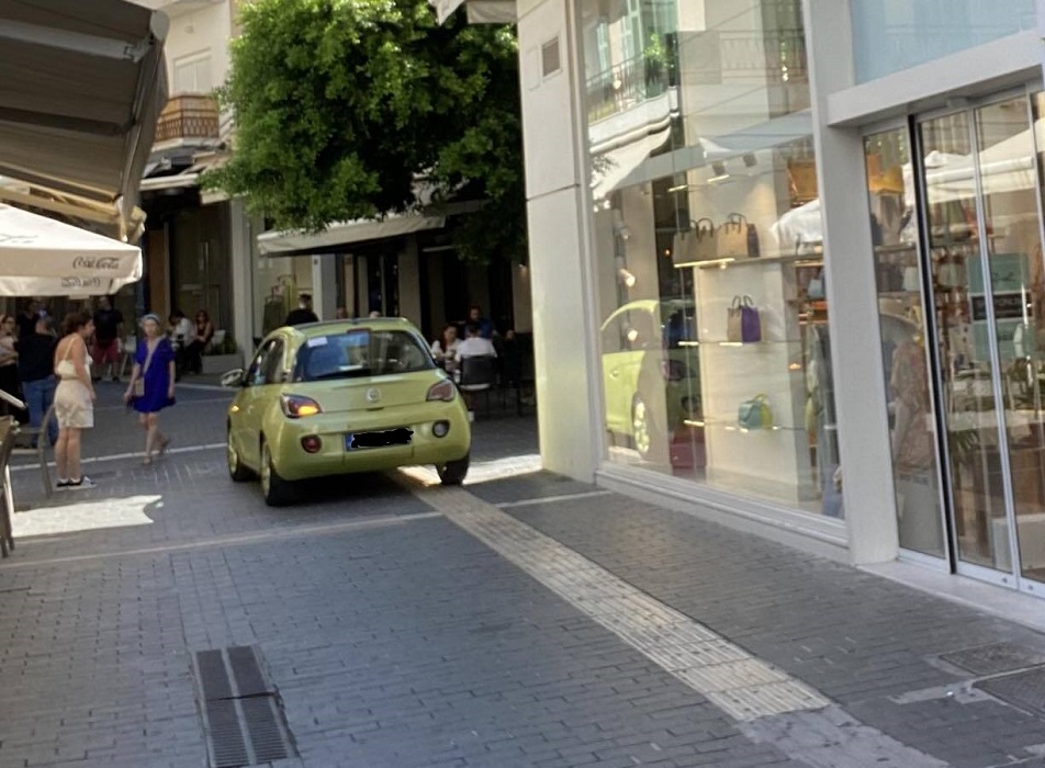 Βόλτα στον πεζόδρομο, αλλά με το… αυτοκίνητο