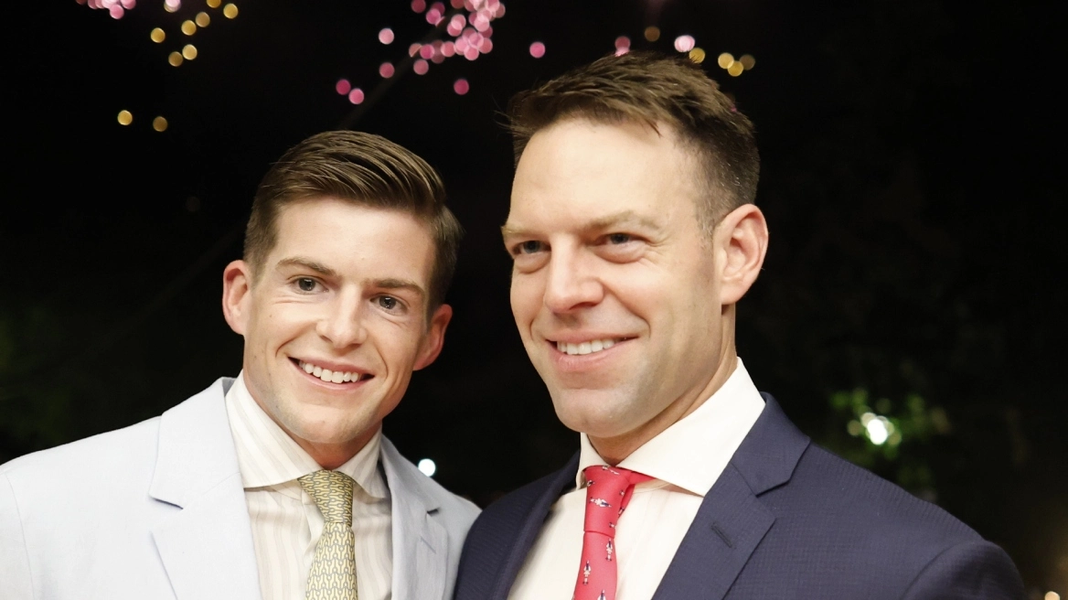 Στέφανος Κασσελάκης: Σήμερα η τελετή του γάμου με τον Τάιλερ – Το μενού της δεξίωσης και το πάρτι στο Ακρωτήρι