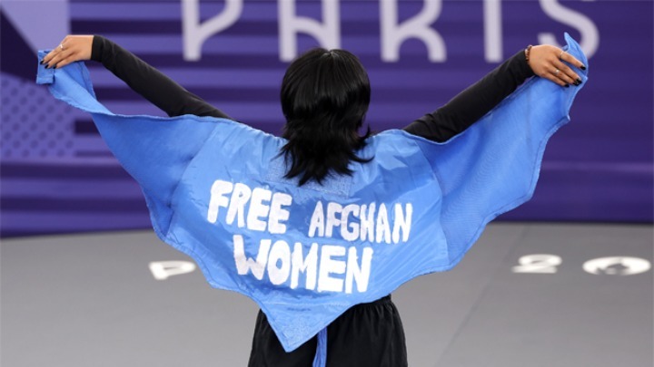 Αφγανή αθλήτρια του breaking αποκλείσθηκε επειδή εμφανίσθηκε με πολιτικό μήνυμα