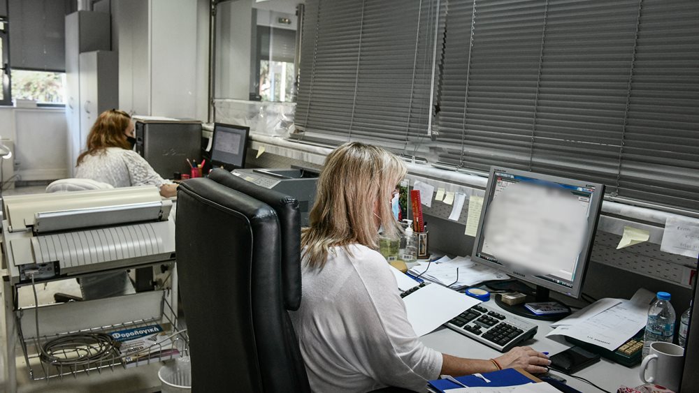 Τετραπλές αυξήσεις για τους δημοσίους υπαλλήλους – Πόσο και πώς αυξάνονται επιδόματα ΟΠΕΚΑ, συντάξεις