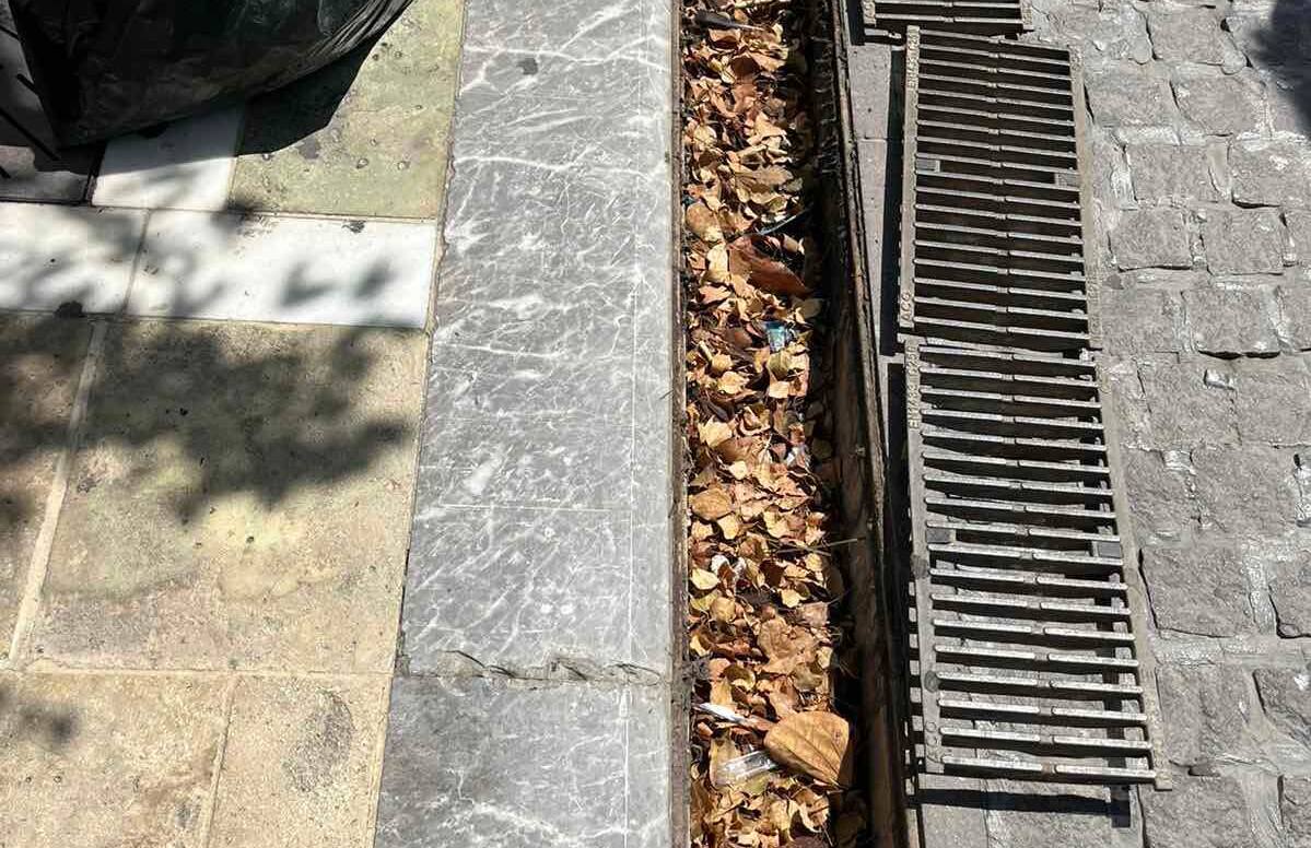 Συνεχίζεται από τη ΔΕΥΑΗ ο καθαρισμός σχαρών και φρεατίων της πόλης