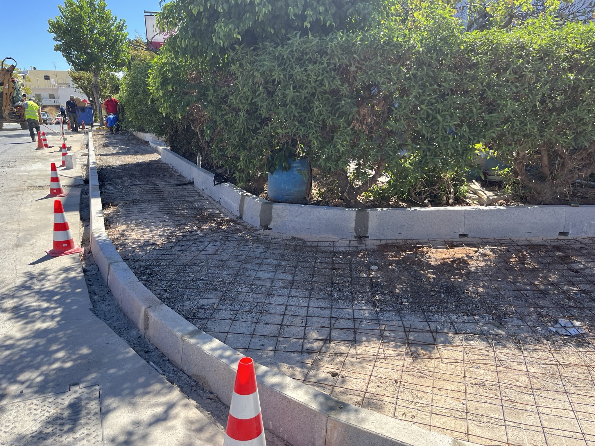 Συνεχίζονται οι εργασίες κατασκευής πεζοδρομίων
