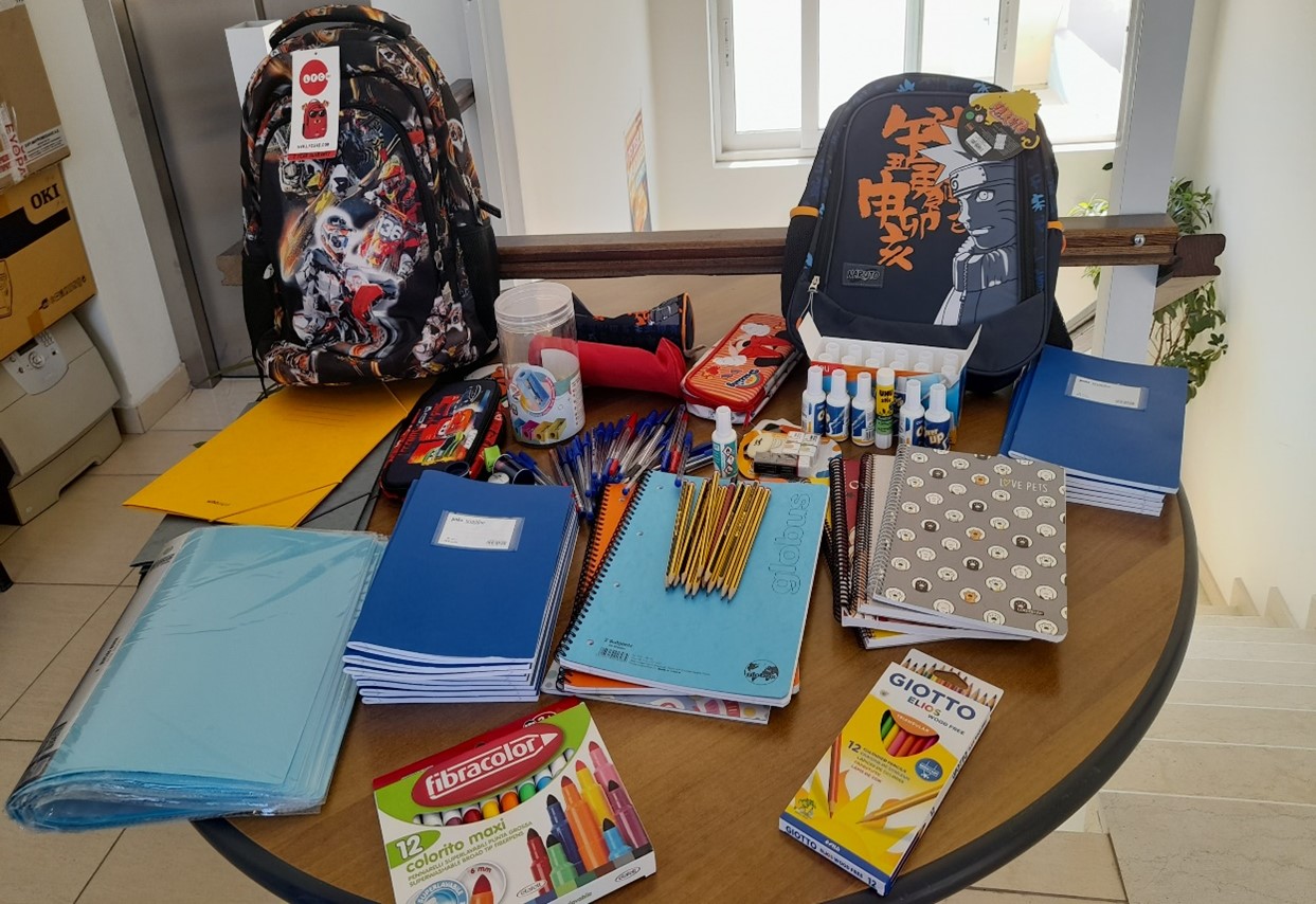 Διανομή σχολικών ειδών σε μαθητές και μαθήτριες ευάλωτων οικογενειών