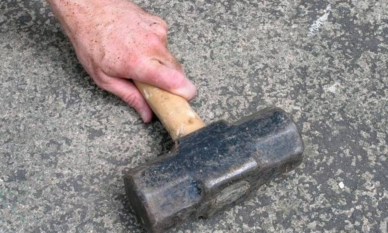 Χτύπησαν πατέρα και γιο με βαριοπούλα