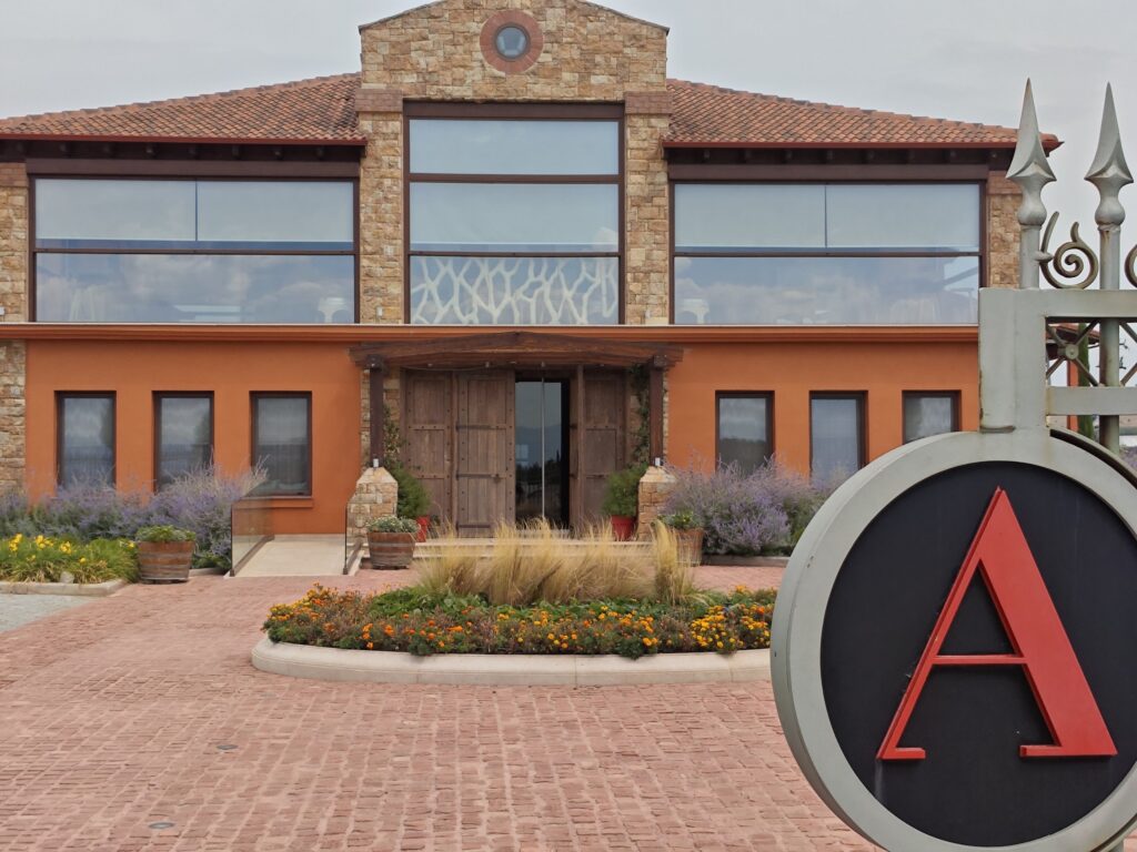 Το “Κτήμα Άλφα” αγόρασε τον Σαντορινιό Μπουτάρη !