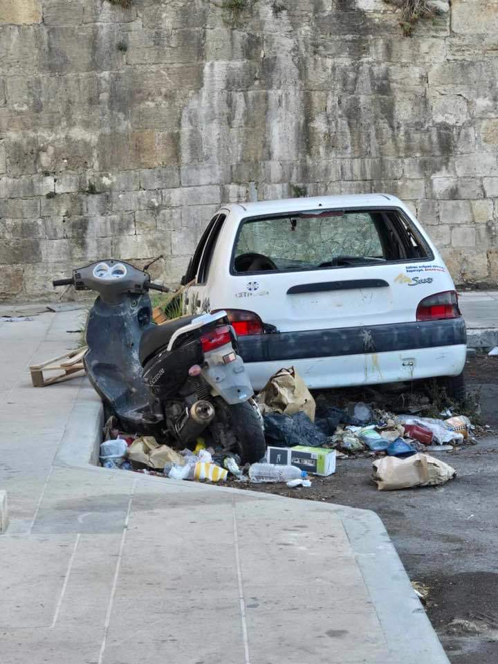 Φωτορεπορτάζ σκουπιδιών : Εικόνες εγκατάλειψης απέναντι απο τα παλιά ΚΤΕΛ