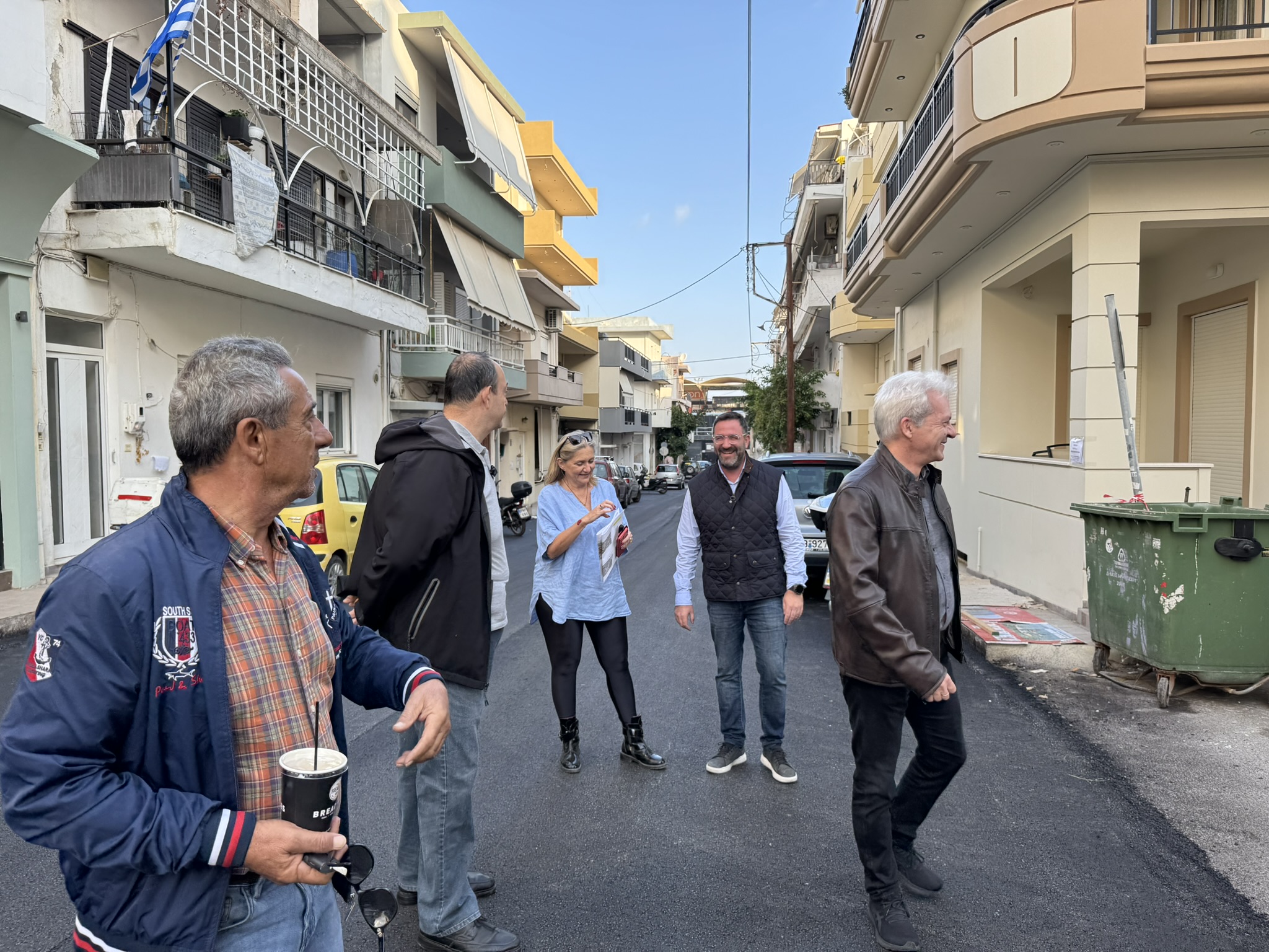 Στις εργασίες ασφαλτόστρωσης στα Καμίνια ο Αλέξης Καλοκαιρινός