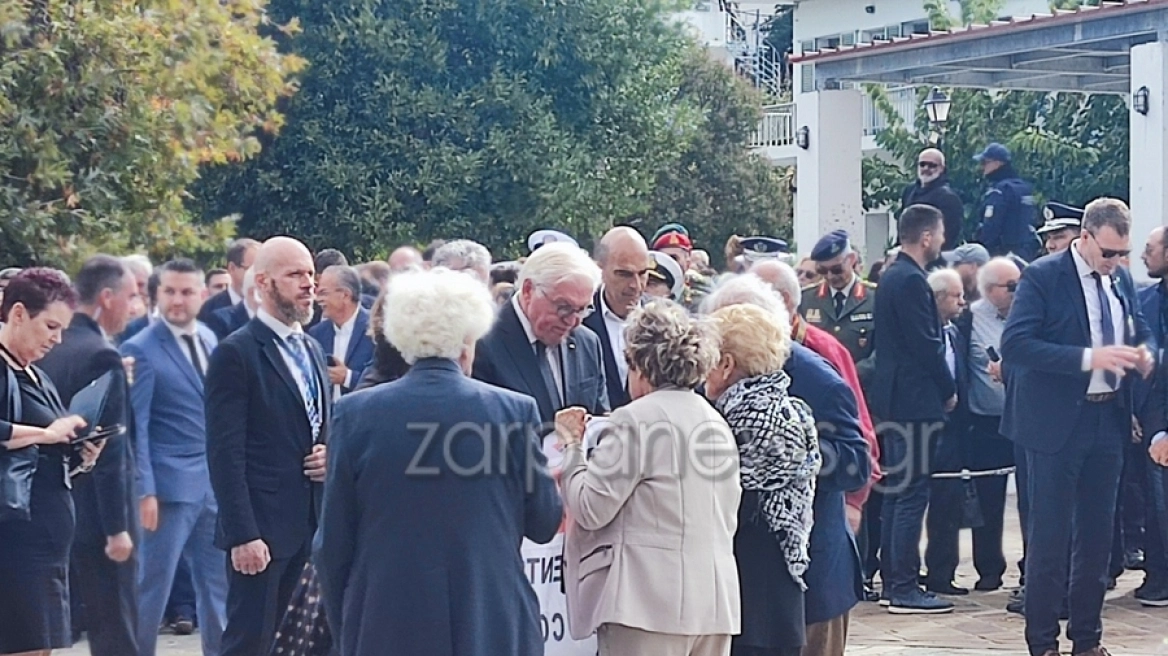 Με πανό και συνθήματα για τις γερμανικές αποζημιώσεις η υποδοχή Σταϊνμάιερ στην Κάνδανο – «Δεν υποχωρούμε»