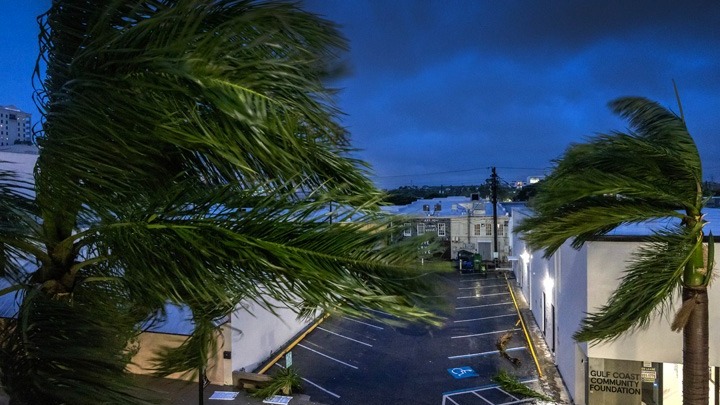 Ο Μίλτον υποβαθμίστηκε σε κυκλώνα κατηγορίας 1- Καταστροφές, διακοπές ρεύματος στη Φλόριντα