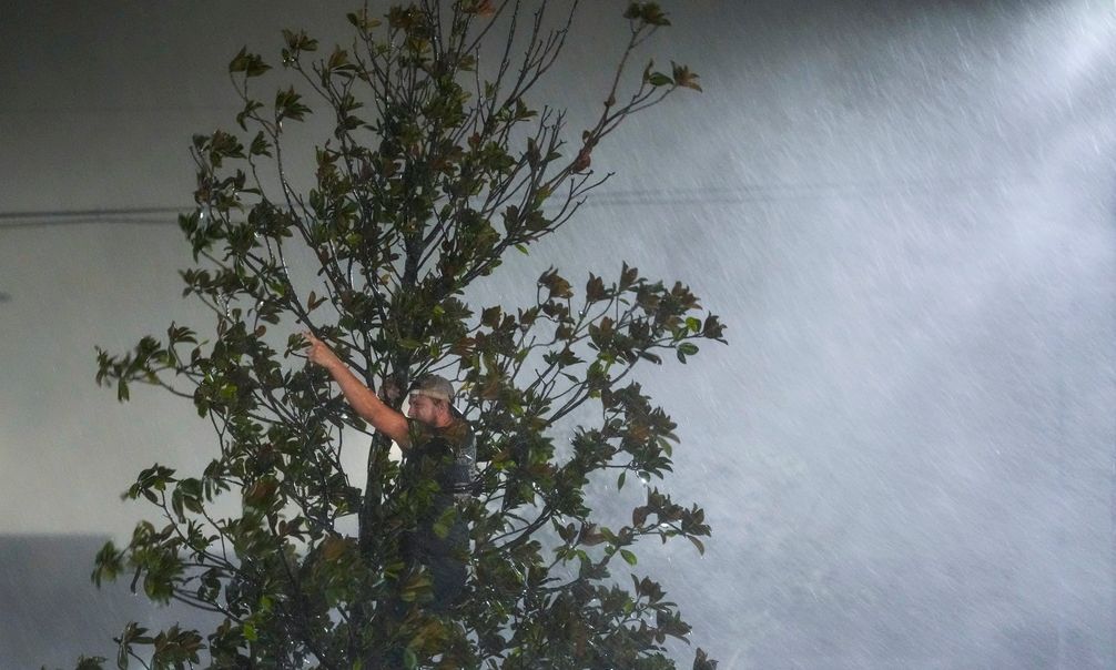 Στο έλεος του κυκλώνα Μίλτον η Φλόριντα – Καταστροφές σε σπίτια και διακοπές ρεύματος