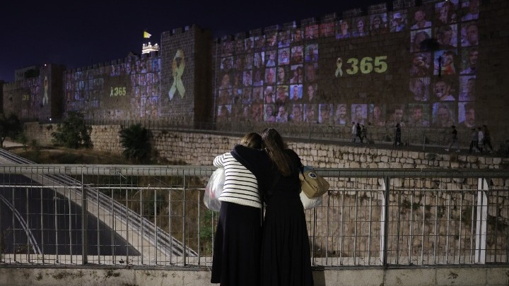 Χιλιάδες άνθρωποι αποτίουν φόρο τιμής στα θύματα της 7ης Οκτωβρίου