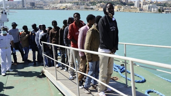 Οι πρώτοι παράτυποι μετανάστες που συνελήφθησαν στα ιταλικά ύδατα έφτασαν στο αλβανικό λιμάνι Σενγκίν