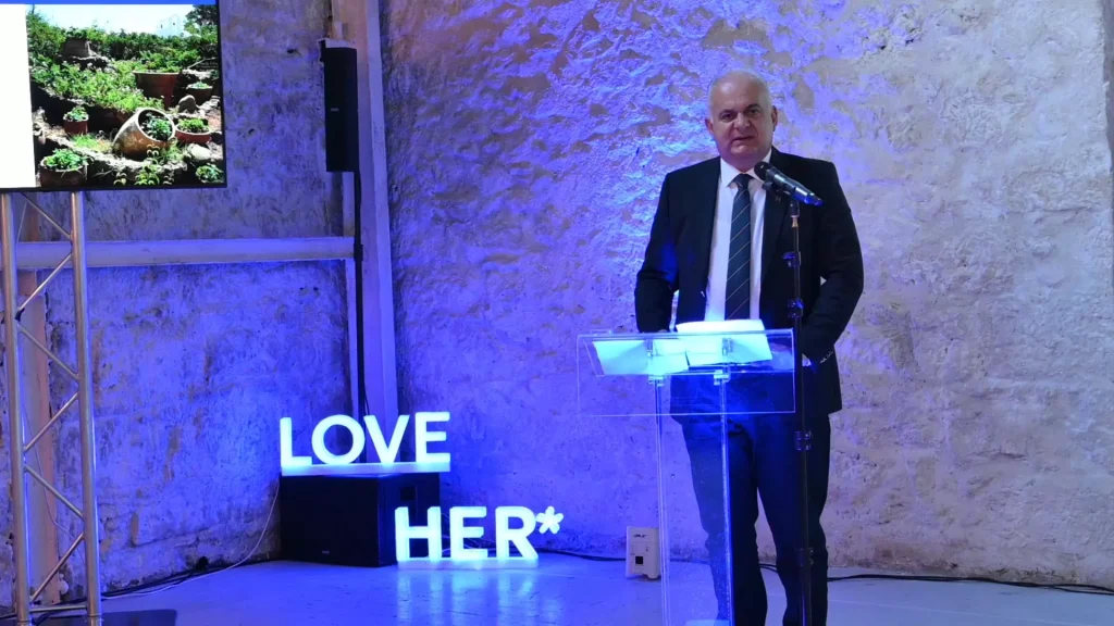 Το Ηράκλειο «έπιασε» λιμάνι στον Πειραιά