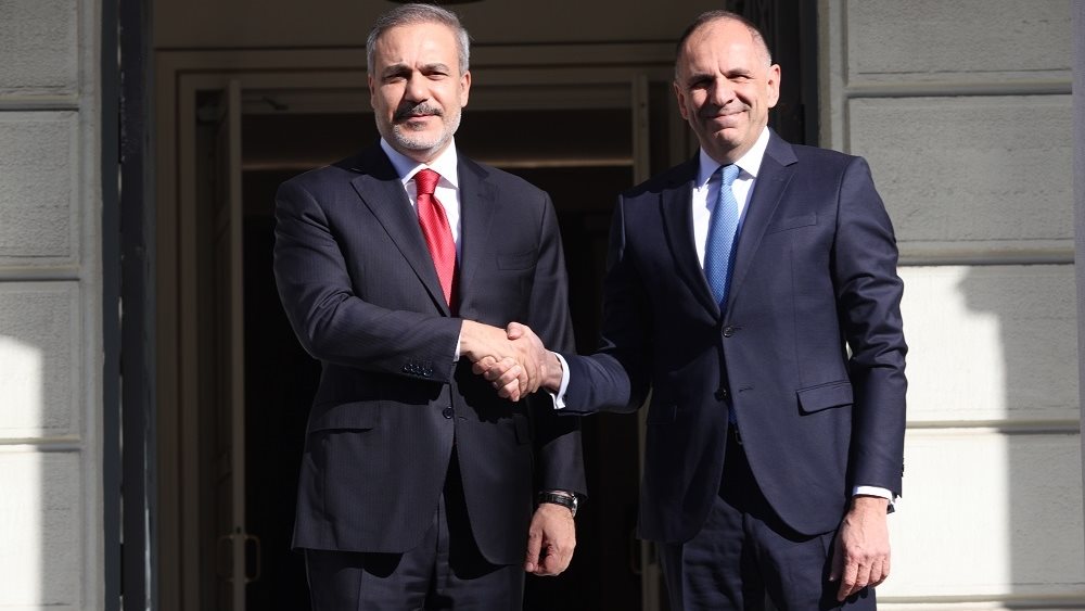 Ξεκίνησε η συνάντηση Γεραπετρίτη – Φιντάν – Η ατζέντα, οι κόκκινες γραμμές και οι μεγάλες διαφορές