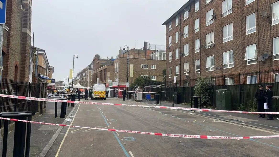 Λονδίνο: Επίθεση με μαχαίρι σε αγορά – Ένας νεκρός και δύο τραυματίες