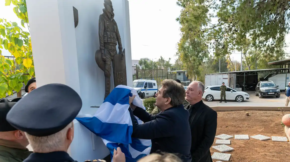 Αποκαλύφθηκε το μνημείο για τον Γιώργο Λυγγερίδη στην έδρα των ΜΑΤ – Παρών ο Μιχάλης Χρυσοχοΐδης