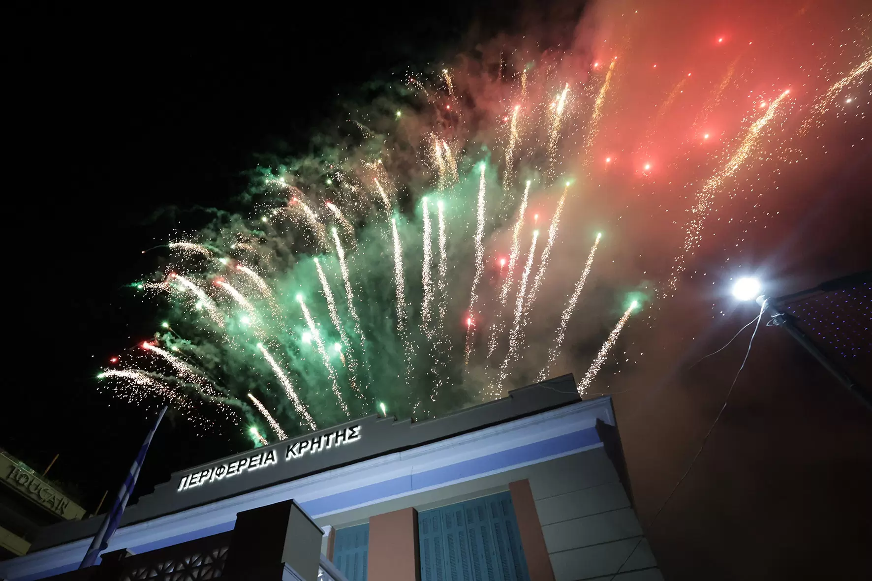 «Πλημμύρισε» η Πλατεία Ελευθερίας στην εκδήλωση φωταγώγησης του Χριστουγεννιάτικου δέντρου