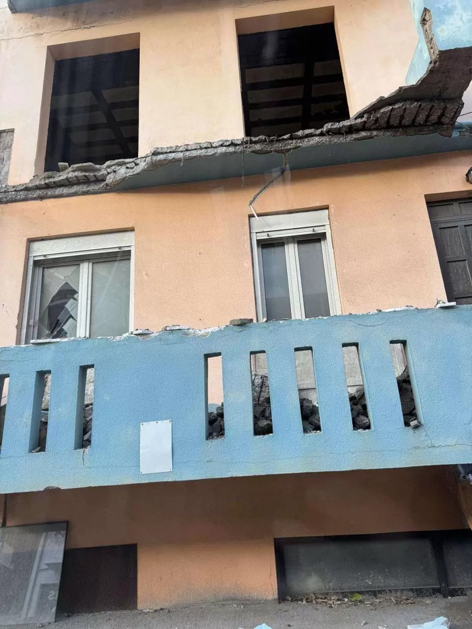 Κατέρρευσε τμήμα μπαλκονιού – Ευτυχώς δεν υπήρξε τραυματισμός