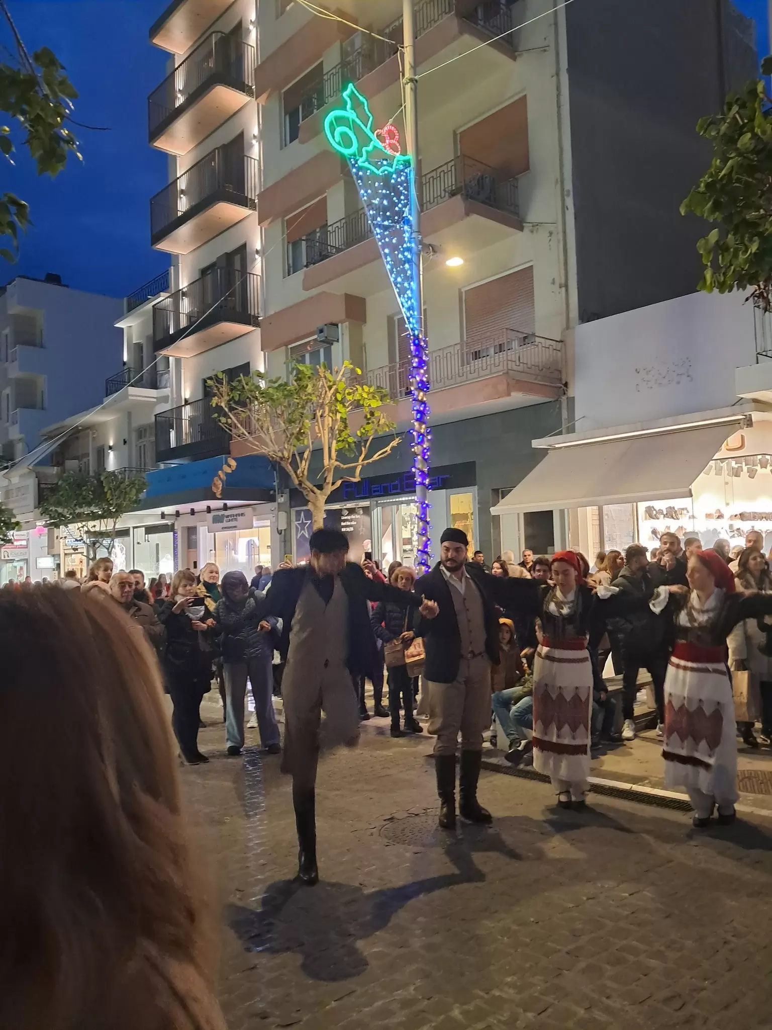 Η μεγαλύτερη Χριστουγεννιάτικη καντάδα από τον ΚΡΗΤΙΚΟ 88,7 – Πλήθος κόσμου όπως γινόταν στην Κρήτη μας παλιότερα