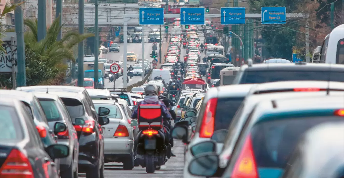 Νέος ΚΟΚ: Απαγορεύεται το ζιγκ-ζαγκ από τα δίκυκλα, επιτρέπονται οι σφήνες στο μποτιλιάρισμα, πρόστιμα σε πεζούς