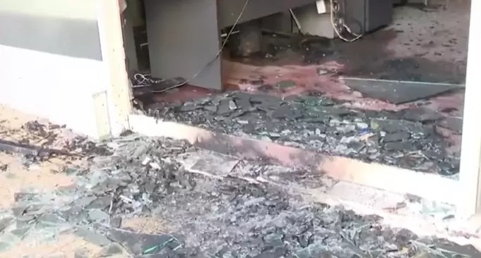 Εμπρηστικές επιθέσεις σε Κολωνό και Θησείο – Ζημιές σε μεσιτικό γραφείο