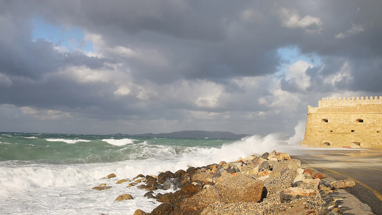 Βροχές στη Δυτική Κρήτη – Σύννεφα στο υπόλοιπο νησί, λέει η ΕΜΥ