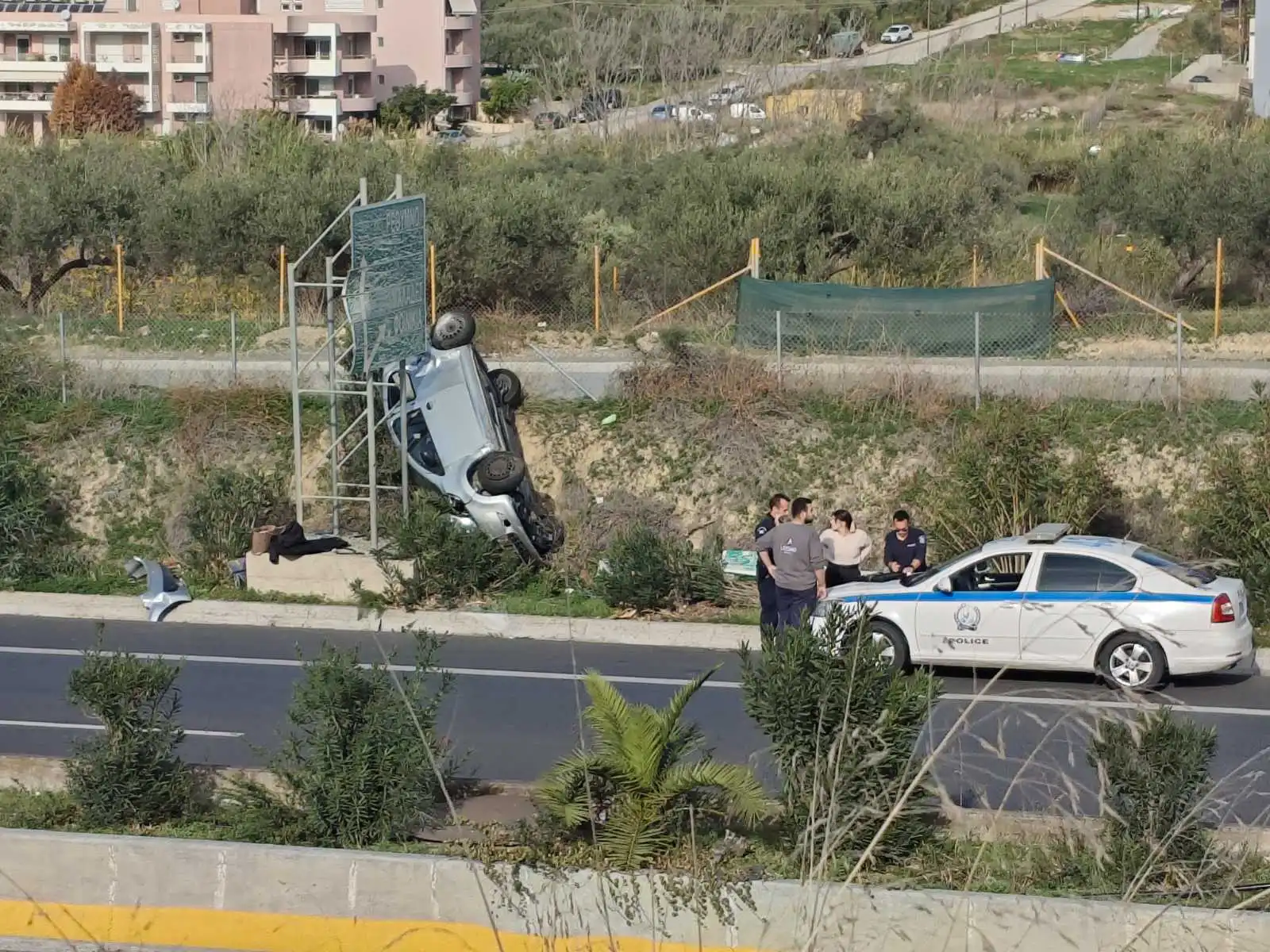 Ντούμπαρε αυτοκίνητο στην Εθνική Οδό στο ύψους του κόμβου για Φοινικιά