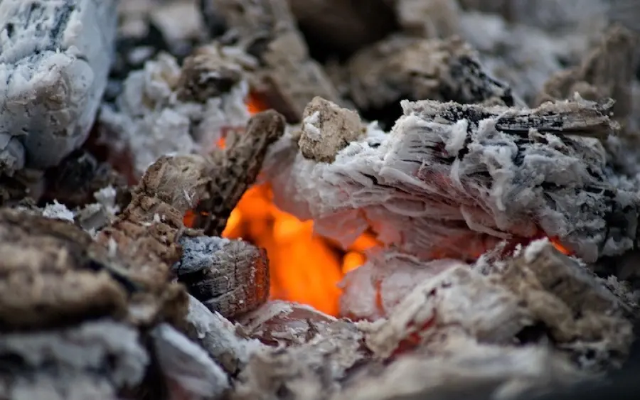 Η στάχτη και οι χρήσεις της