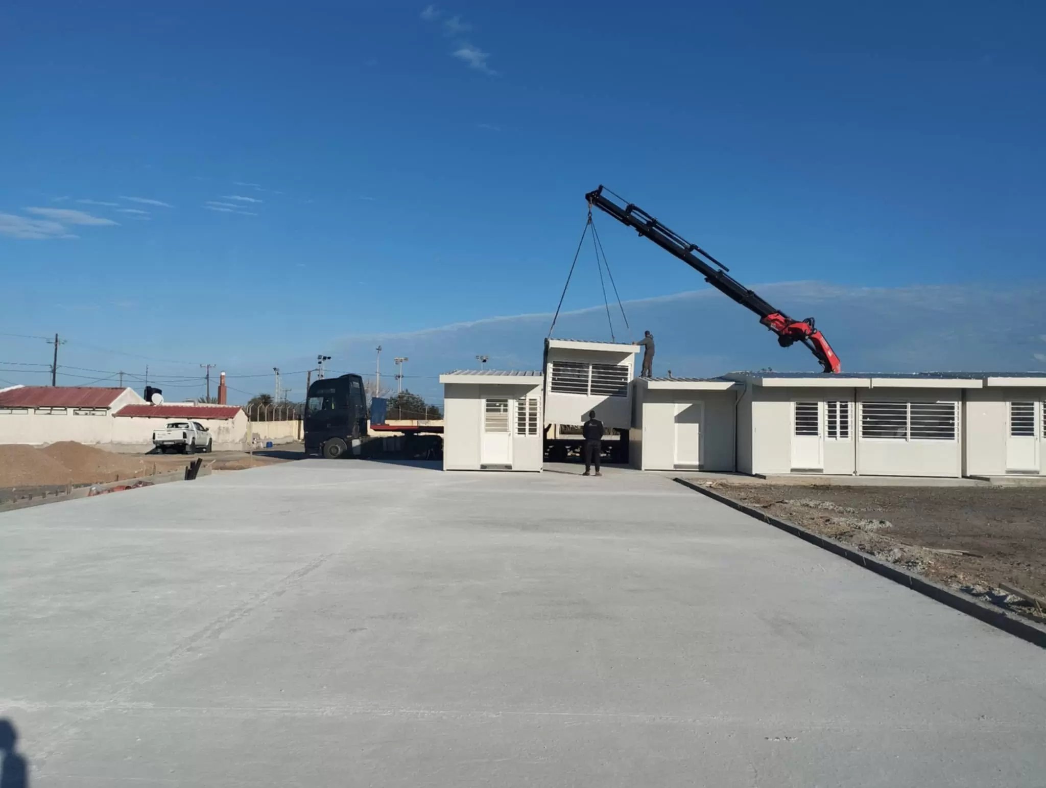 Έφθασαν οι πρώτες αίθουσες για την μετεγκατάσταση του ΕΝΕΕΓΥΛ και του ΕΕΕΕΚ στη Νέα Αλικαρνασσό