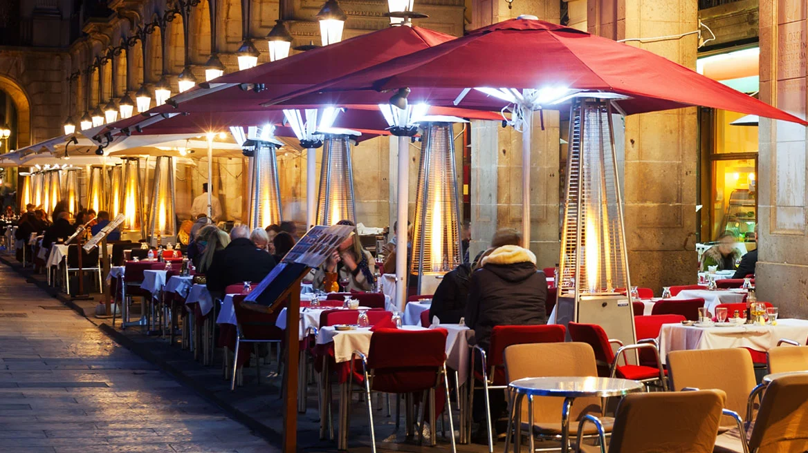 Υπό διωγμόν οι σόμπες εξωτερικού χώρου – Απαγορεύτηκαν και στη Βαρκελώνη μετά τη Γαλλία