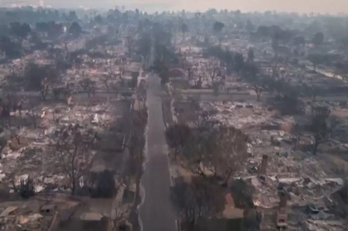 Εικόνες αποκάλυψης στο Λος Αντζελες, όπου μαίνεται ο πύρινος εφιάλτης. Πλάνα από drones αποτυπώνουν το μέγεθος της καταστροφής