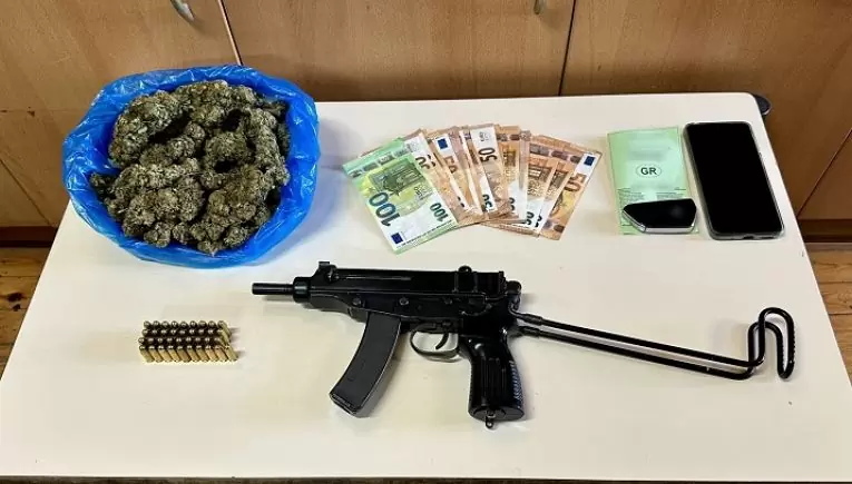 Κρήτη: Με κάνναβη στην κατοχή του και μαζί ένα…υποπολυβόλο! (Φωτο)