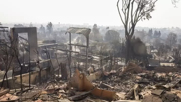 Συνεχίζουν να μαίνονται οι πυρκαγιές στο Λος Άντζελες – Τουλάχιστον 11 οι νεκροί