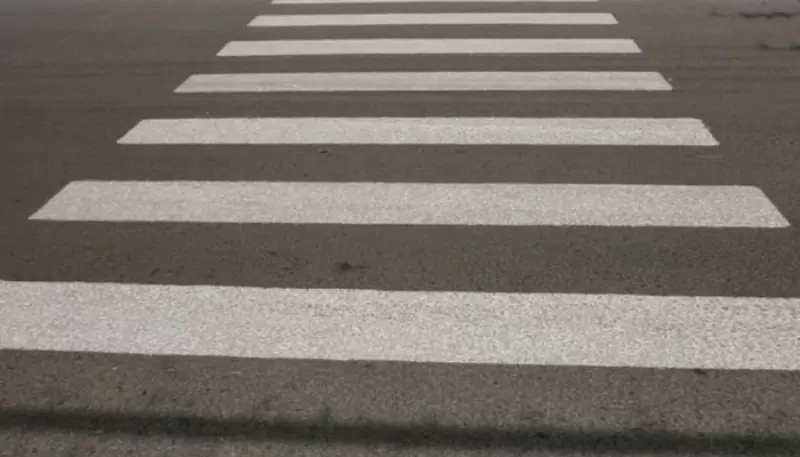 Νυχτερινές εργασίες διαγράμμισης διαβάσεων πεζών στην πόλη του Ηρακλείου