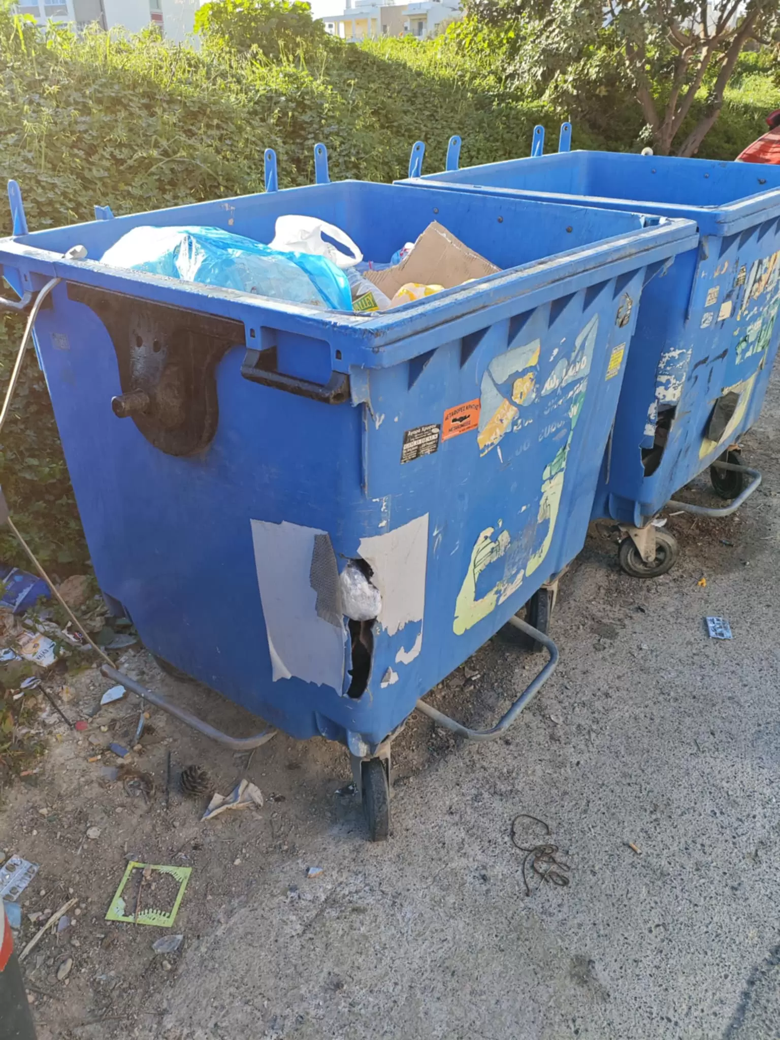 Πολλοί οι σπασμένοι κάδοι στο Ηράκλειο – Φωτογραφίες από διάφορες περιοχές – Τι συμβαίνει;