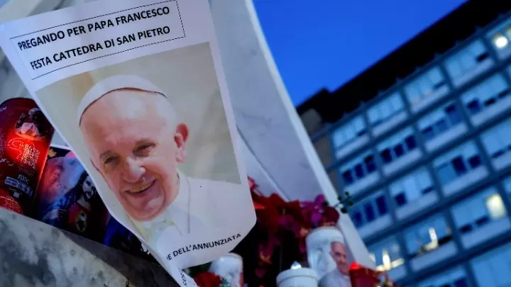 Στον πάπα Φραγκίσκο χορηγήθηκε και πάλι οξυγόνο, επικοινωνεί με το περιβάλλον