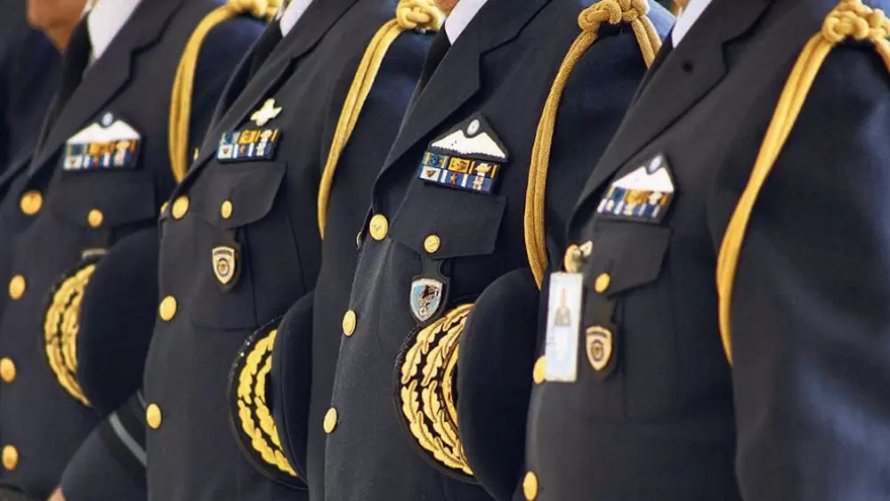 Ξεκίνησε ο κύκλος των ελαφρύνσεων: Αυξήσεις σε όλους τους ένστολους – Το σχέδιο για μειώσεις φόρων