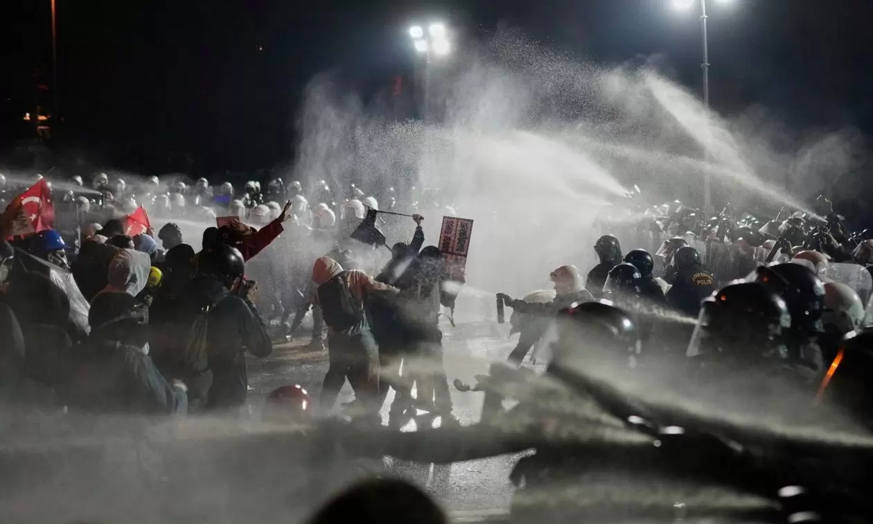 Οργή λαού στην Τουρκία – Μεγαλώνει το κύμα συμπαράστασης για τον φυλακισμένο Ιμάμογλου