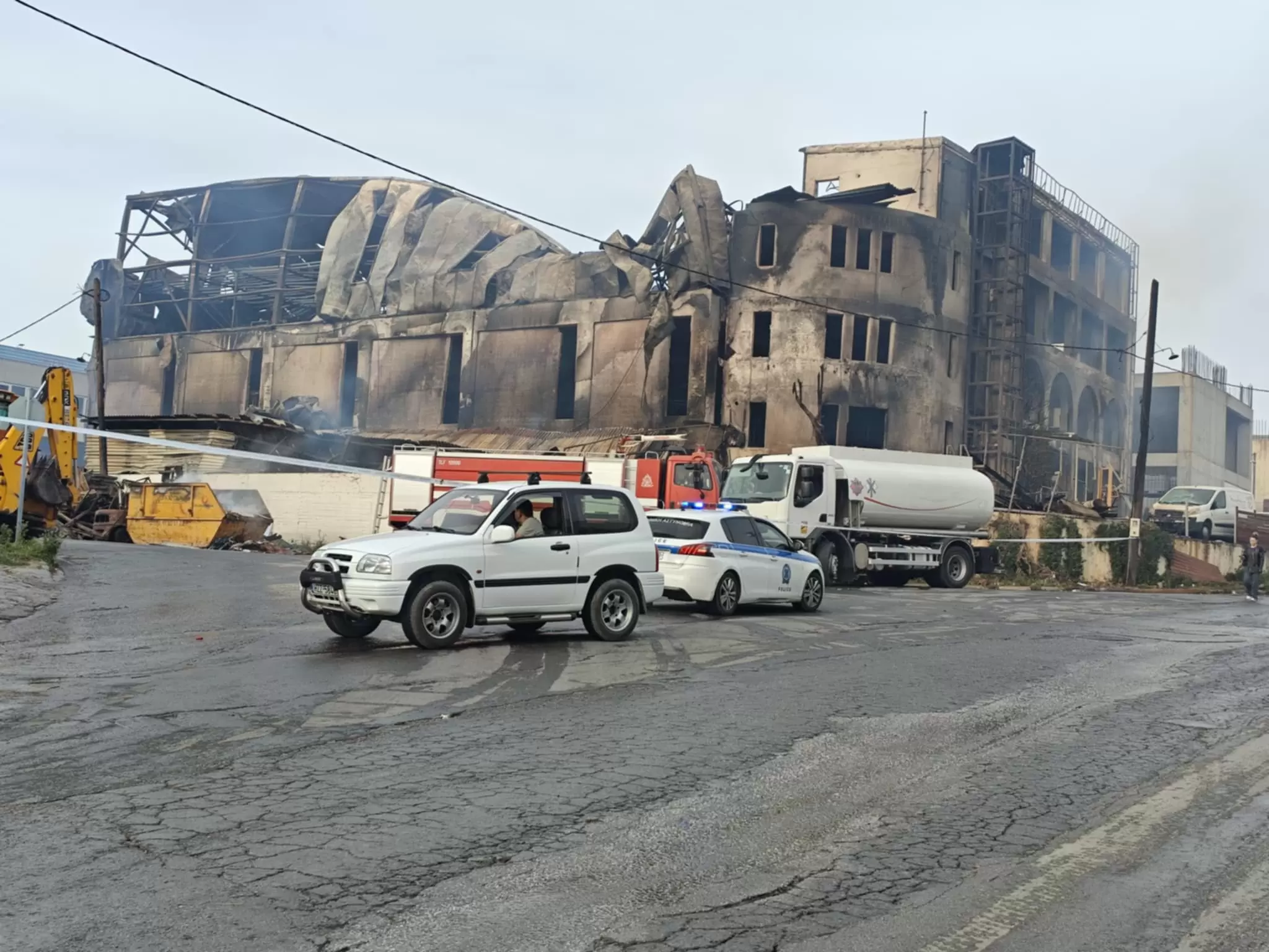 Συνεχίζεται η επιχείρηση κατάσβεσης της φωτιάς στο εργοστάσιο Κοπιδάκη