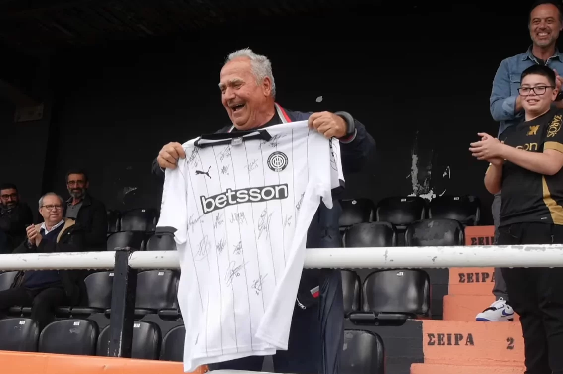Η έκπληξη στον ηλικιωμένο φίλαθλο που διανύει περισσότερα από 300 χιλιόμετρα για να δει τον ΟΦΗ (Video)